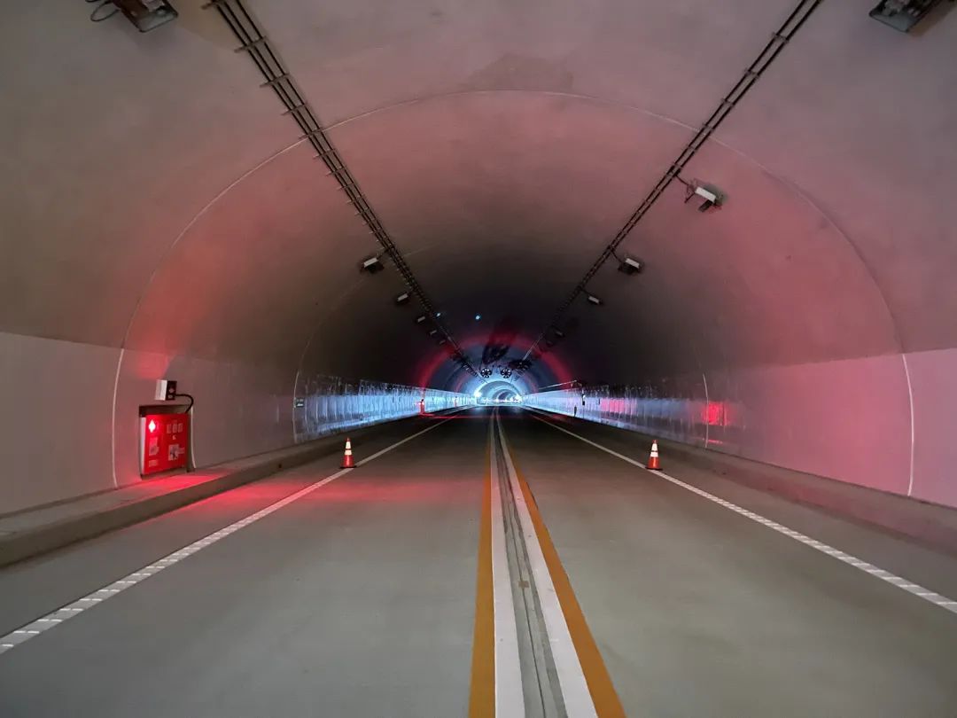 隧道燈光效果 日本大分縣耶馬溪トンネルホテル（耶馬溪隧道酒店）Yabakei Tunnel Hotel／佐野文彥工作室