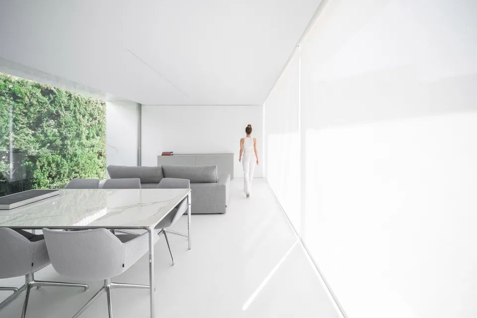 白色窗簾讓陽光柔和地照入室內 西班牙住宅計畫NIU70/Fran Silvestre Arquitectos