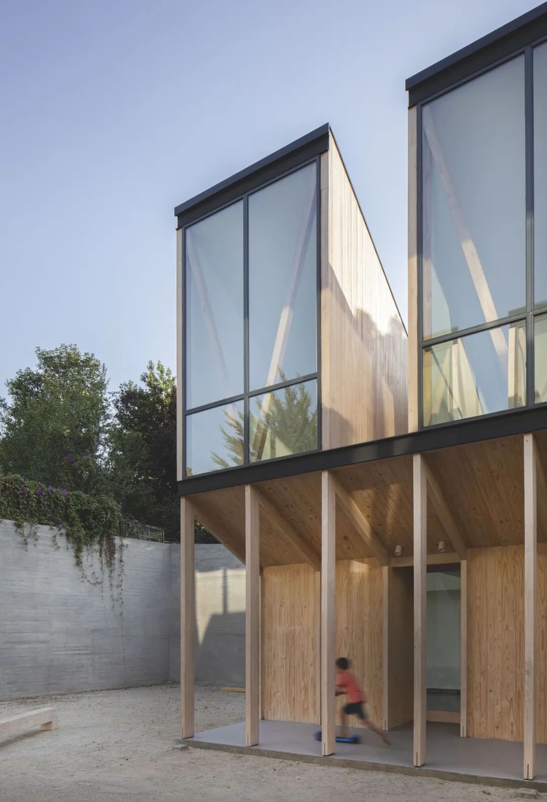 孩子在廊下半戶外空間遊玩 智利幼兒園 Chile Kindergarten Bambú／Gonzalo Mardones Viviani