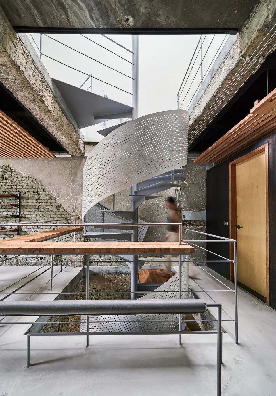 Spiral Stairs 旋轉樓梯©Hey! Cheese 台中兆兆茶苑／SOAR Design 合風蒼飛設計+ 張育睿建築師事務所