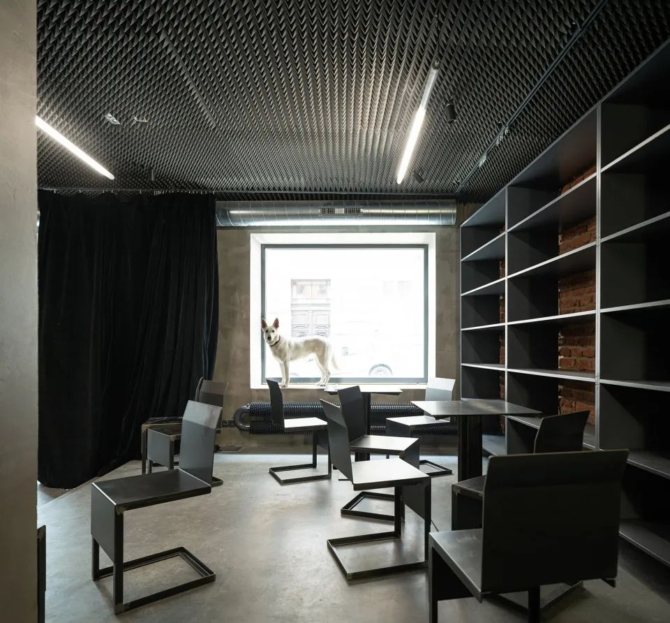 小型舞台與咖啡桌椅區