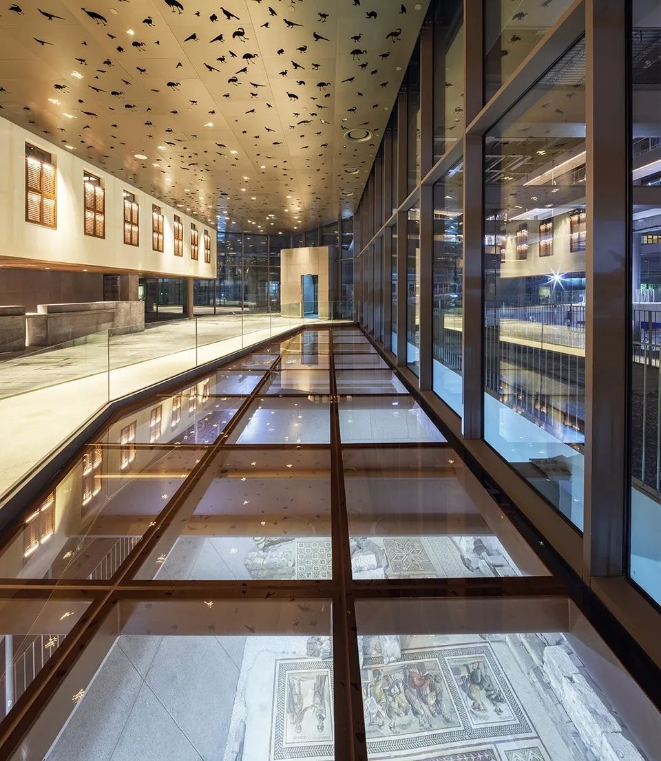 酒店大廳的透明地板可望見下方的遺跡考古基地©Studio Majo 土耳其安塔基亞博物館酒店The Museum Hotel Antakya/Emre Arolat Architecture