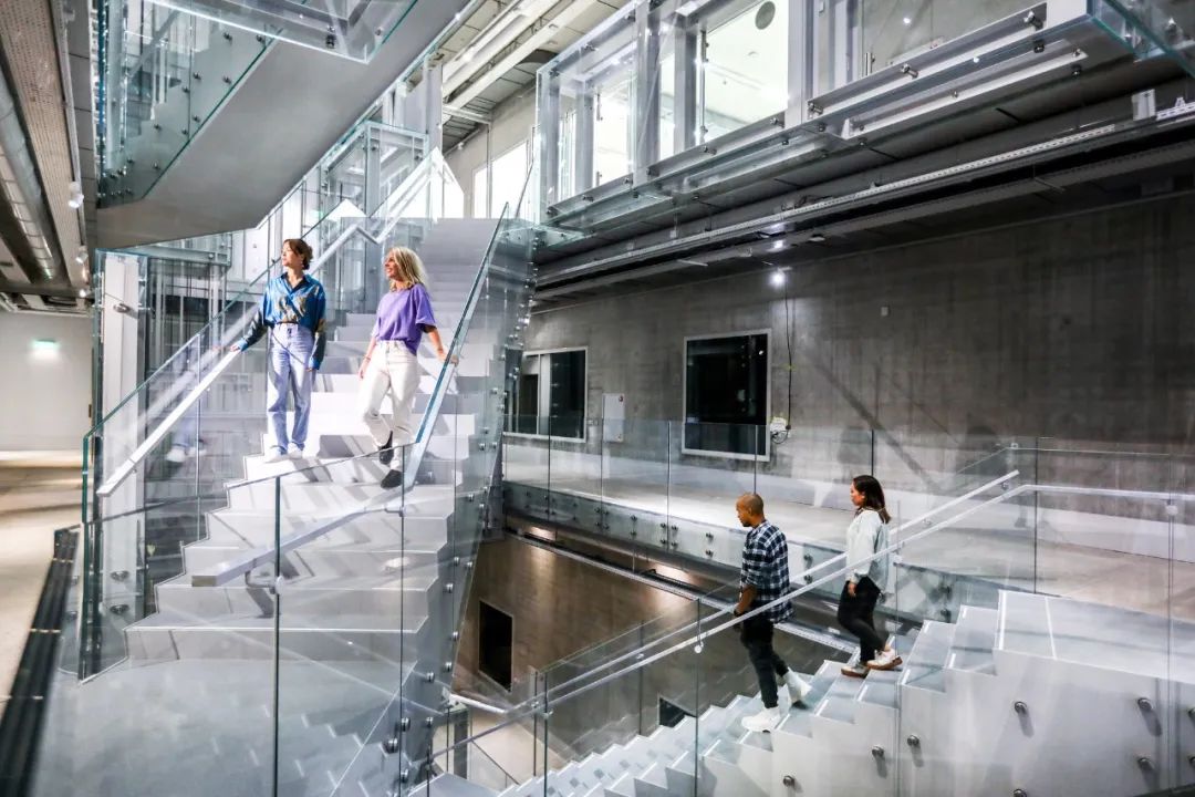 中庭透明交錯的樓梯 stairs 荷蘭美術館公共藝術倉庫Depot Boijmans Van Beuningen／MVRDV