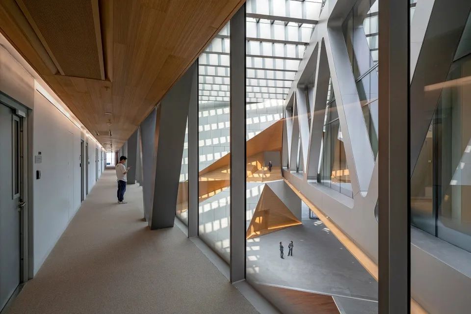 從廊橋俯瞰中堂 天津茱莉亞音樂學院Tianjin Juilliard／Diller Scofidio + Renfro