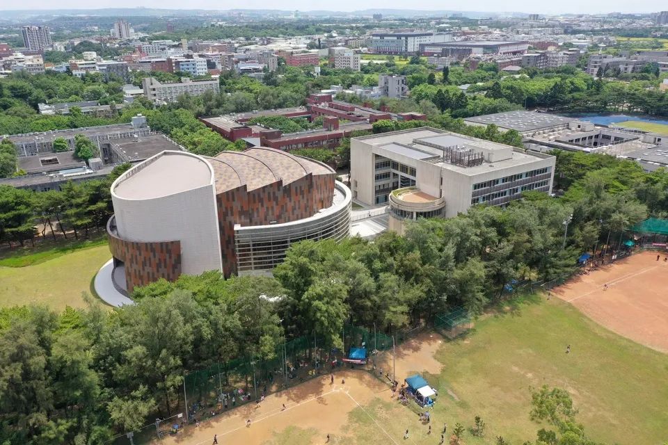 國立中央大學教學研究綜合大樓暨大禮堂 ／潘冀聯合建築師事務所