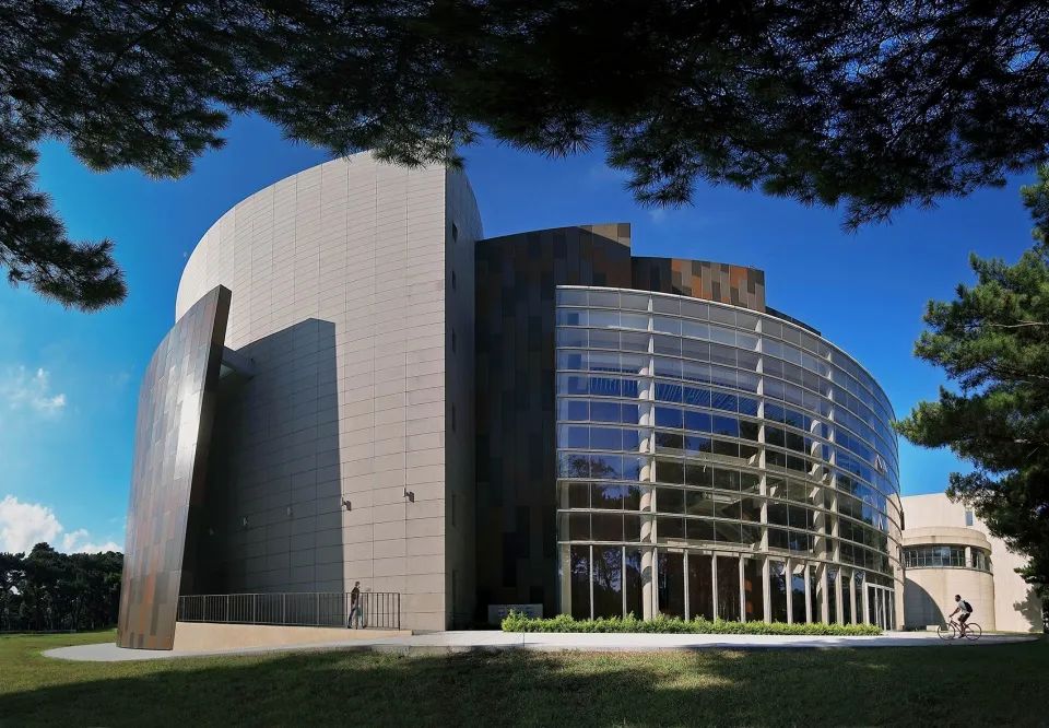 大禮堂建築外觀 國立中央大學教學研究綜合大樓暨大禮堂 ／潘冀聯合建築師事務所