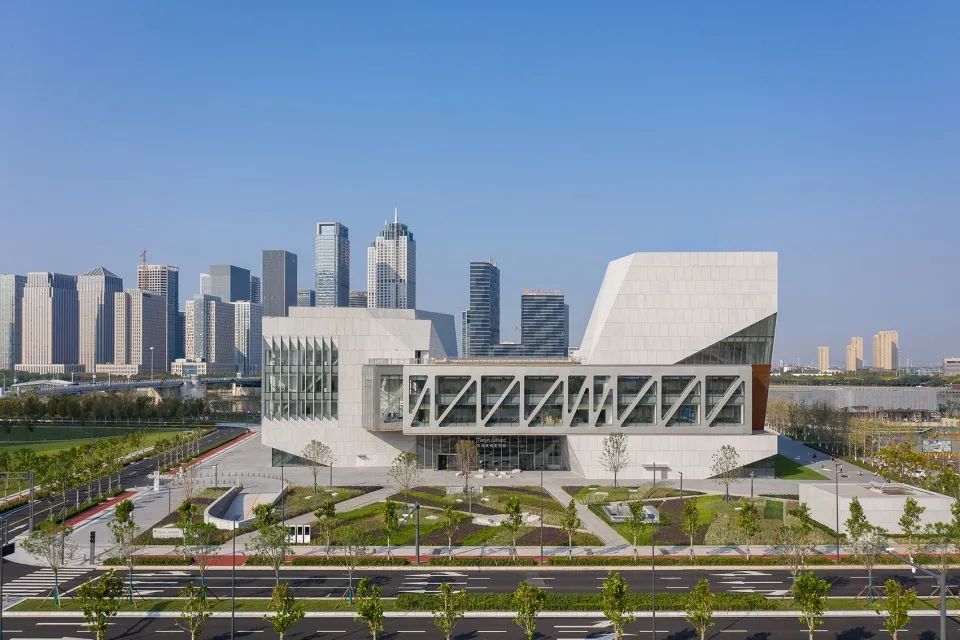 從高鐵站望向建築北側立面 天津茱莉亞音樂學院Tianjin Juilliard／Diller Scofidio + Renfro