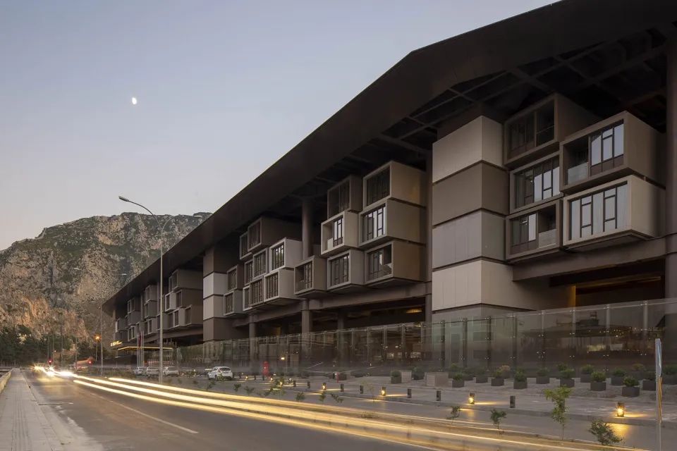 街道面外觀 土耳其安塔基亞博物館酒店The Museum Hotel Antakya／Emre Arolat Architecture