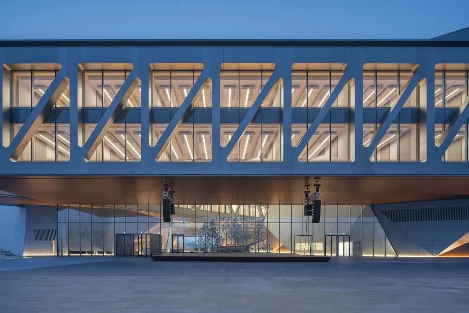 廊橋採用三層玻璃的中空玻璃單元(IGU)外殼系統 天津茱莉亞音樂學院Tianjin Juilliard／Diller Scofidio + Renfro
