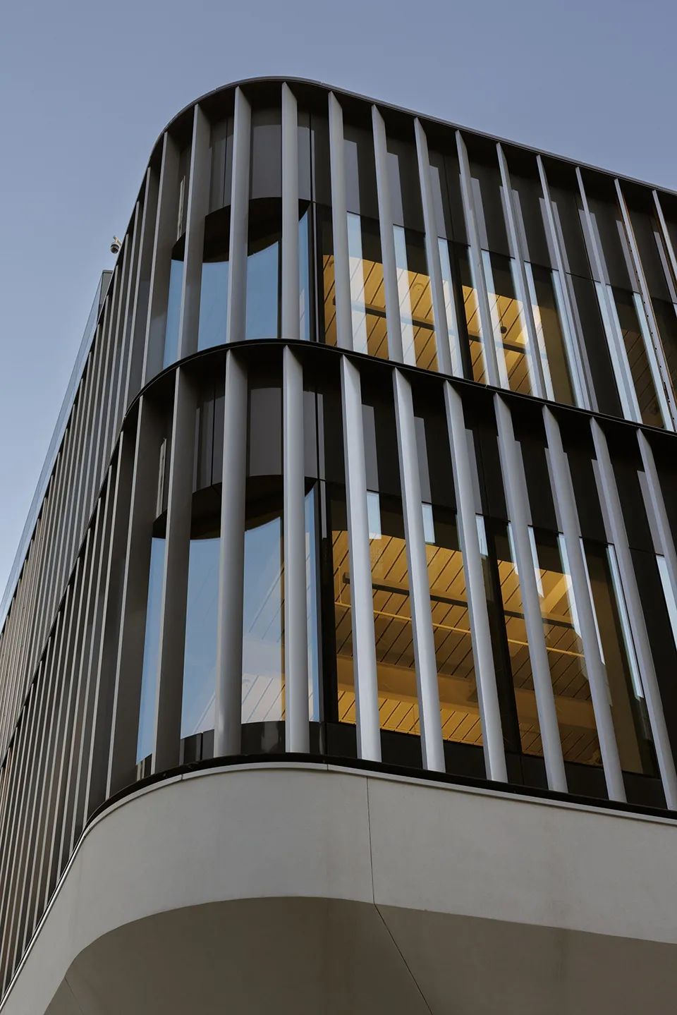 兩層教室覆蓋北美橋柏飾面的垂直鋁格柵窗系統©Michael Grimm 康奈爾紐約市科技校區酒店和教育中心 Cornell Graduate Roosevelt Island Hotel＋Verizon Executive Education Center／Snøhetta