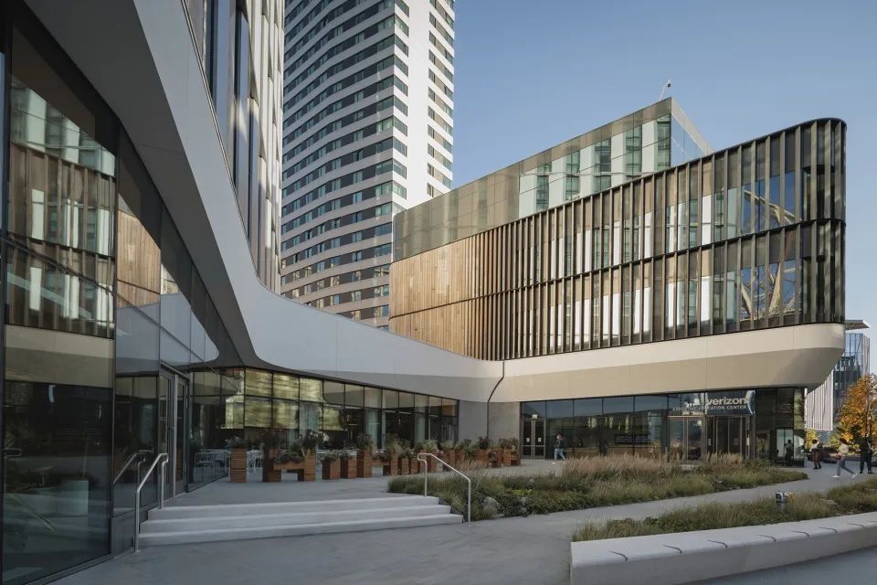 建築地面層的落地透明玻璃與公共景觀©Michael Grimm 康奈爾紐約市科技校區酒店和教育中心 Cornell Graduate Roosevelt Island Hotel＋Verizon Executive Education Center／Snøhetta