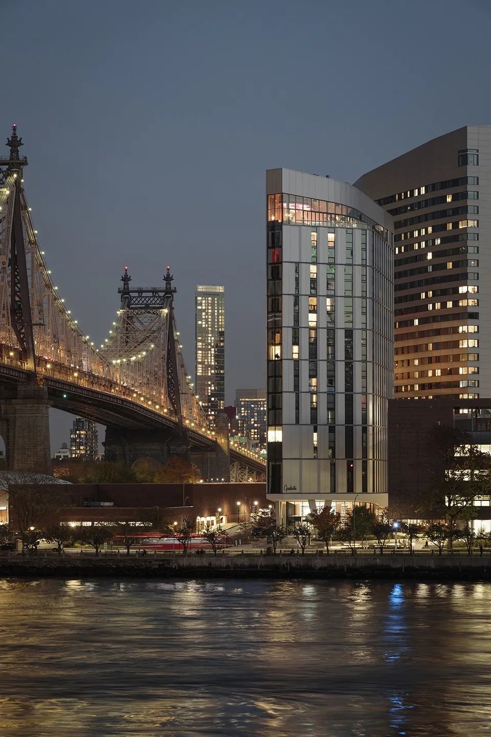 夜間景觀©Michael Grimm 康奈爾紐約市科技校區酒店和教育中心 Cornell Graduate Roosevelt Island Hotel＋Verizon Executive Education Center／Snøhetta