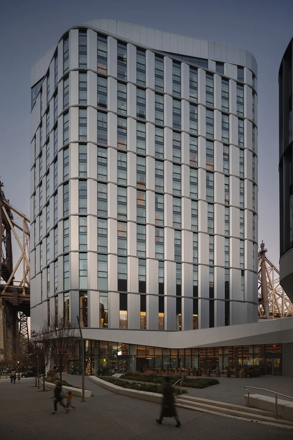 18層樓高的的酒店大樓©Michael Grimm 康奈爾紐約市科技校區酒店和教育中心 Cornell Graduate Roosevelt Island Hotel＋Verizon Executive Education Center／Snøhetta