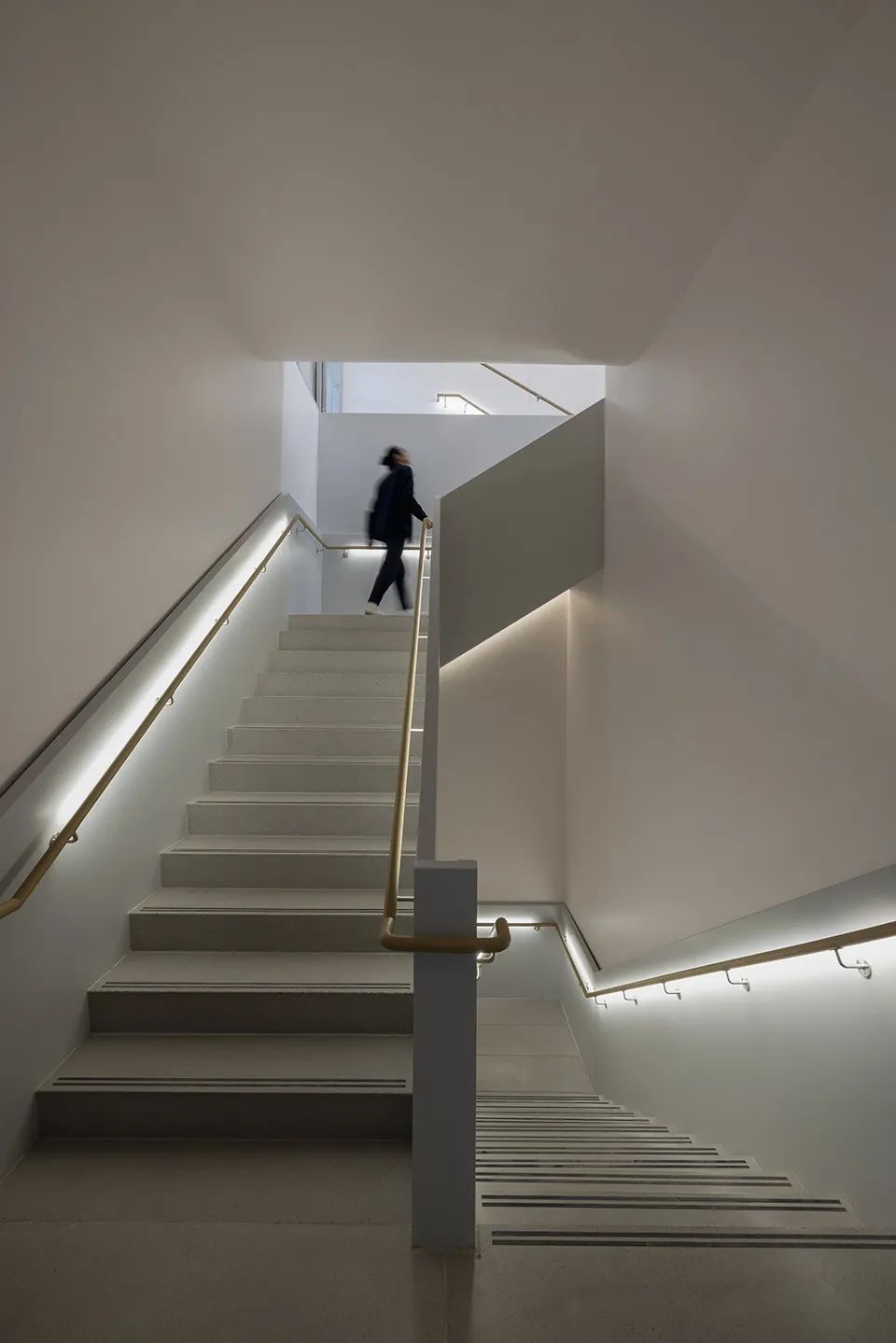 樓梯間©Michael Grimm 康奈爾紐約市科技校區酒店和教育中心 Cornell Graduate Roosevelt Island Hotel＋Verizon Executive Education Center／Snøhetta