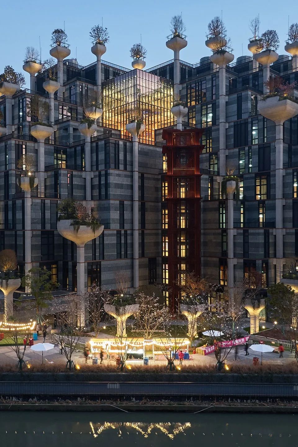 夜晚的建築與沿河公共空間