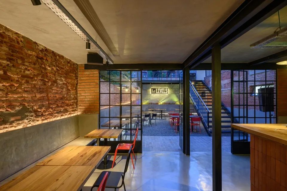 由吧檯望向後部庭院 阿根廷酒吧室內設計 Argentina Levels Bar interior design／MURO Arquitectos