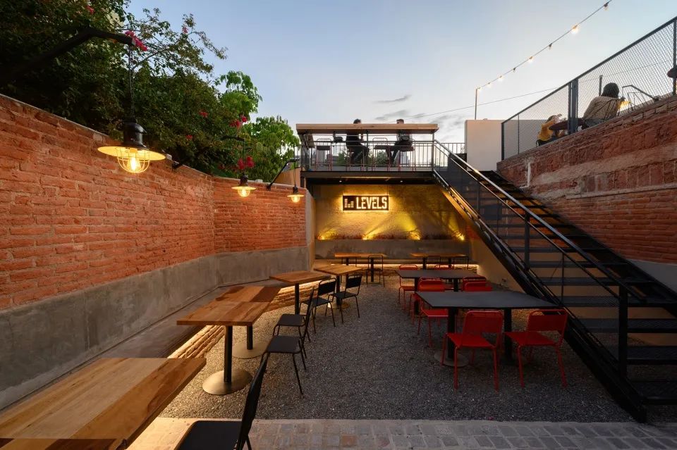 後部庭院及上方露台 阿根廷酒吧室內設計 Argentina Levels Bar interior design／MURO Arquitectos