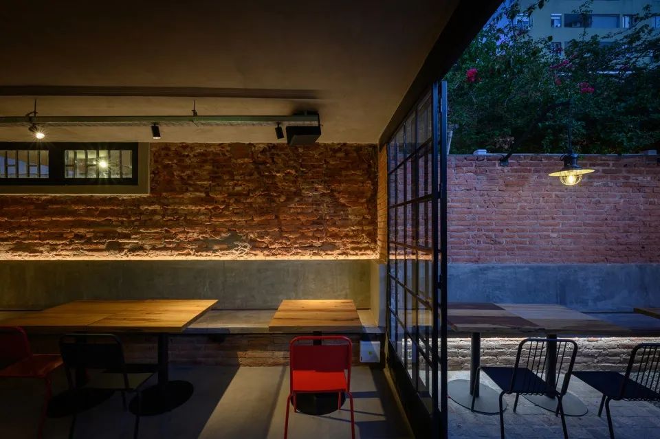銜接庭院的座位區 阿根廷酒吧室內設計 Argentina Levels Bar interior design／MURO Arquitectos