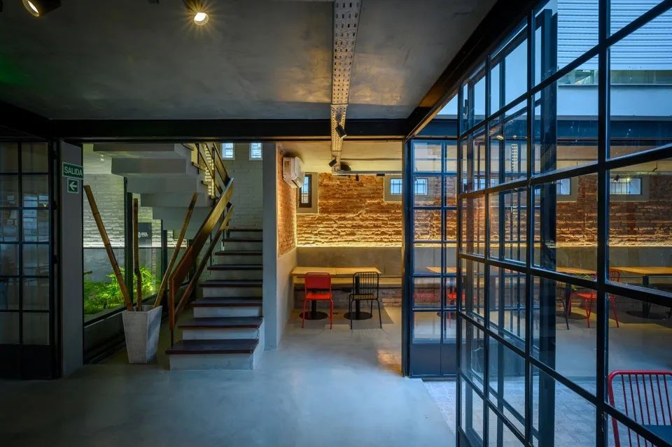 門廳旁的樓梯 阿根廷酒吧室內設計 Argentina Levels Bar interior design／MURO Arquitectos