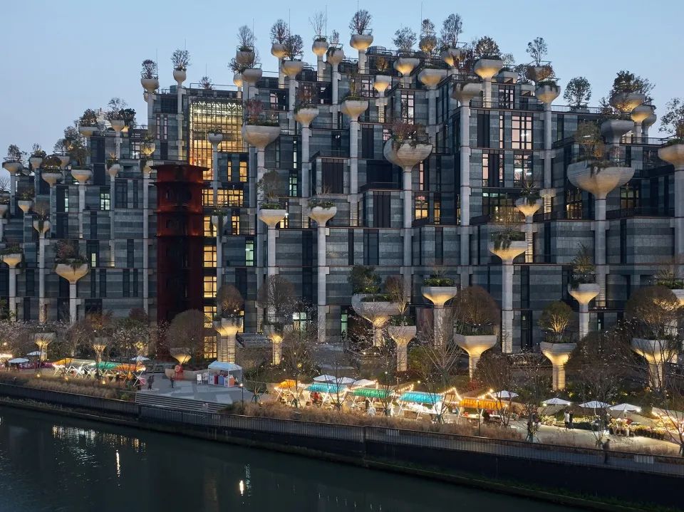 整合在結構中的花壇成為了平衡作品的自然元素，建築邊緣被降低，使得作品對藝術區和公園的影響最小化，減少區域之間的明顯分隔