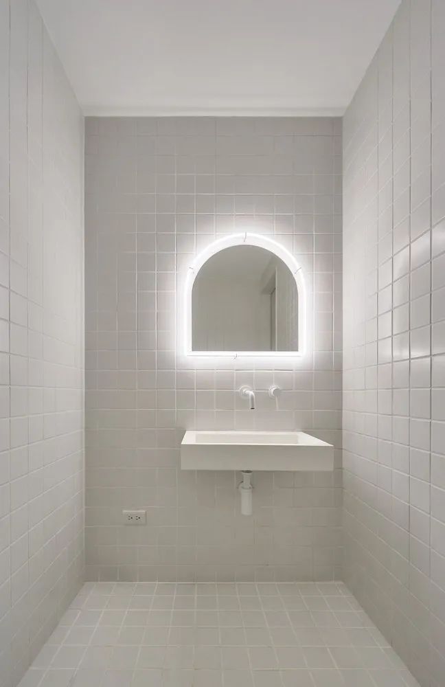 潔淨白晰的洗手間,FSW coffee interior desing 拾伍步咖啡館室內設計/Phoebe Says Wow Architects PSW 建築設計研究室