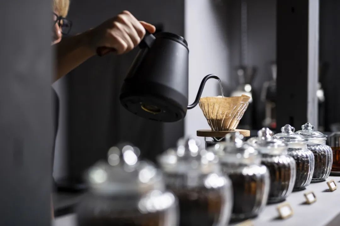 吧檯上的手沖咖啡 東京Irumando咖啡館Irumando Coffee (イルマン堂)／Senbunnoichi センブンノイチ