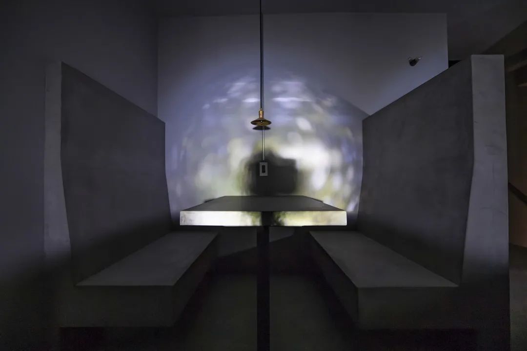 室外光線經由小孔在對面牆壁上投下獨特的城市光影 東京Irumando咖啡館Irumando Coffee (イルマン堂)／Senbunnoichi センブンノイチ