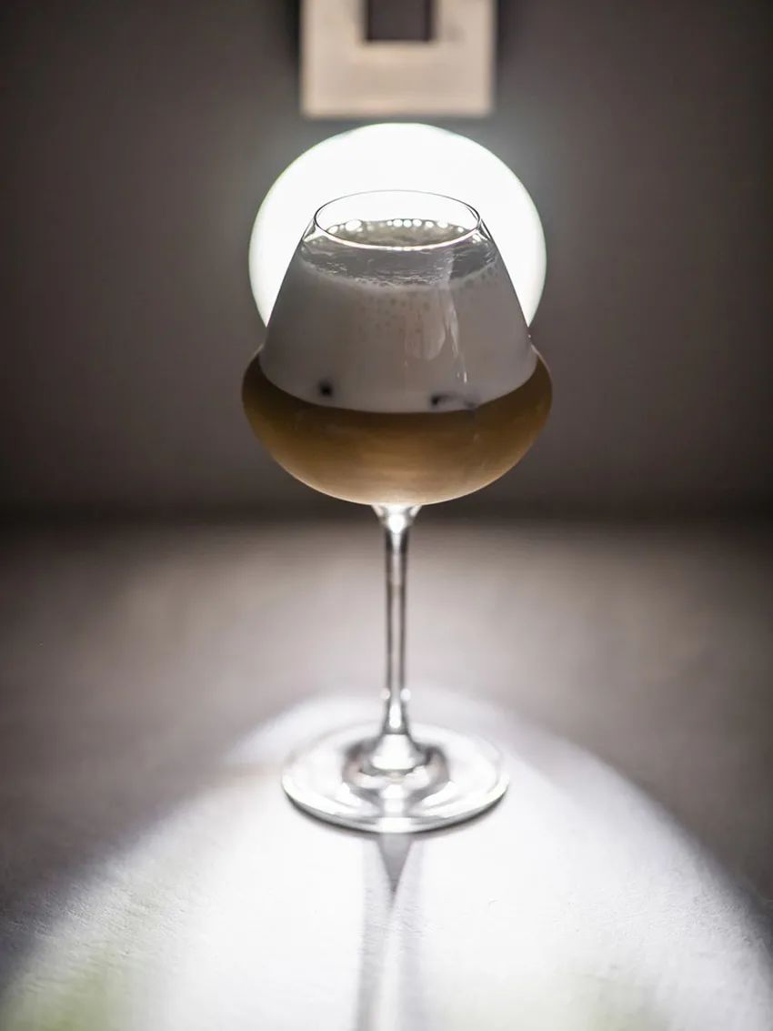 冰拿鐵跟冰可可的外觀，是イルマン堂在社群軟體上造成話題的飲品，利用高腳杯特殊的造型巧妙地在視覺上分隔了咖啡  ∕  可可與奶泡，非常吸引人