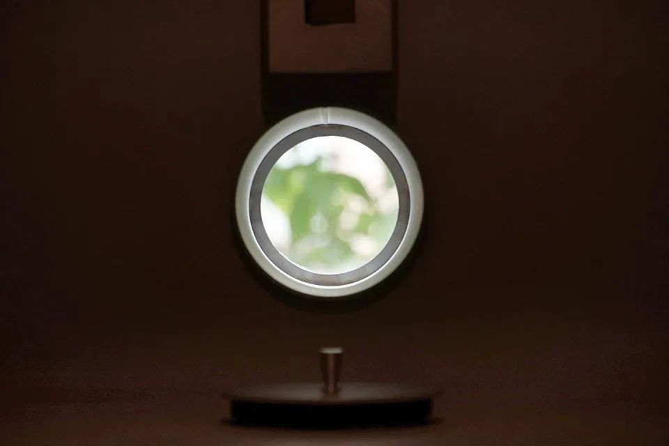 桌子旁邊牆上的小孔，作為暗箱的光線穿越孔 桌子旁邊牆上的小孔，作為暗箱的針孔 東京Irumando咖啡館Irumando Coffee (イルマン堂)／Senbunnoichi センブンノイチ