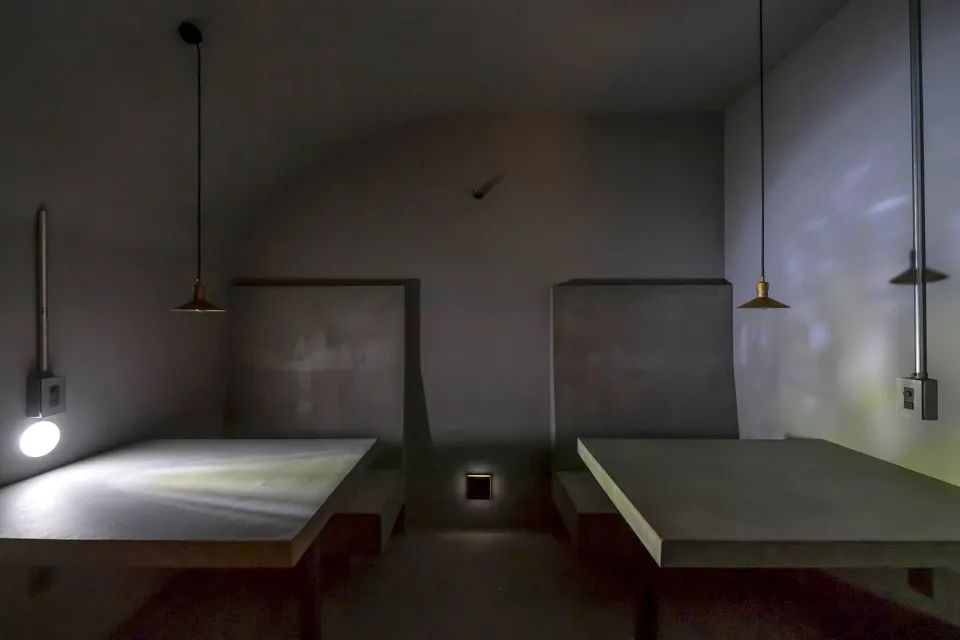 室外的光線透過小孔在對面牆壁上投下抽象的光影 東京Irumando咖啡館Irumando Coffee (イルマン堂)／Senbunnoichi センブンノイチ