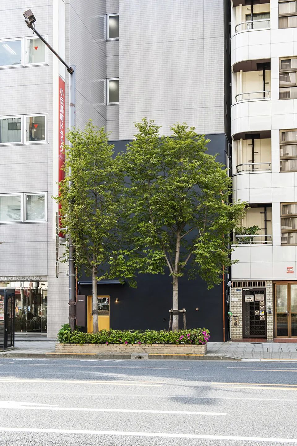 Irumando Coffee (イルマン堂)位於江戶通上，イルマン堂 (irumando) 給人的神祕感，從店外就能感受到，イルマン堂的前身為相機店，雖然業種完全不同，除了店名，被一併繼承下來的還有建築物60年來的歷史，而這一切都反映在室內設計，獲得2019年日本空間設計大賞餐飲部門的銀牌