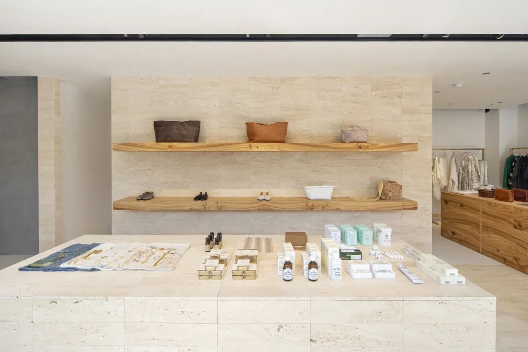 家居用品銷售區，trip&things日本滋賀縣草津町精品選物店室內設計／Koyori Architects
