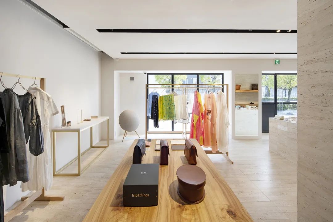 服裝銷售區，trip&things日本滋賀縣草津町精品選物店室內設計／Koyori Architects