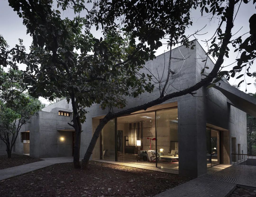 外觀夜間景觀 印度混凝土實驗住宅 India House of Concrete Experiments／Samira Rathod Design Atelier