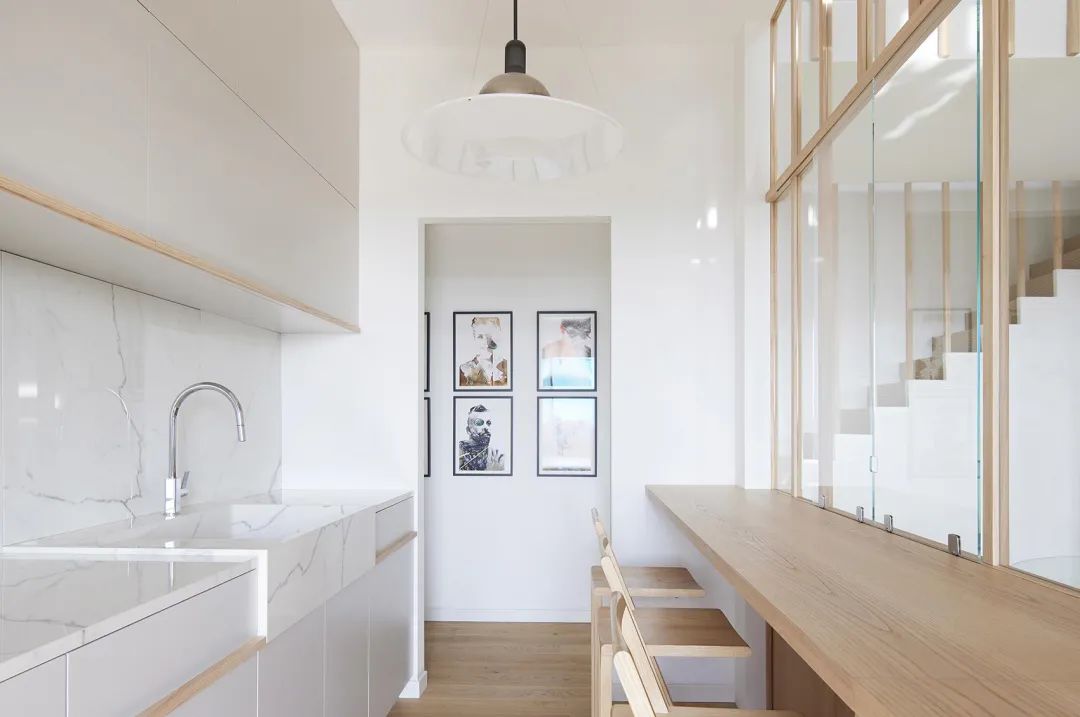 廚房中，Dekton的寬大水槽佔據了主導，與空間悄然融為一體，客製化的栗色把手與房屋中的木板條形成了呼應