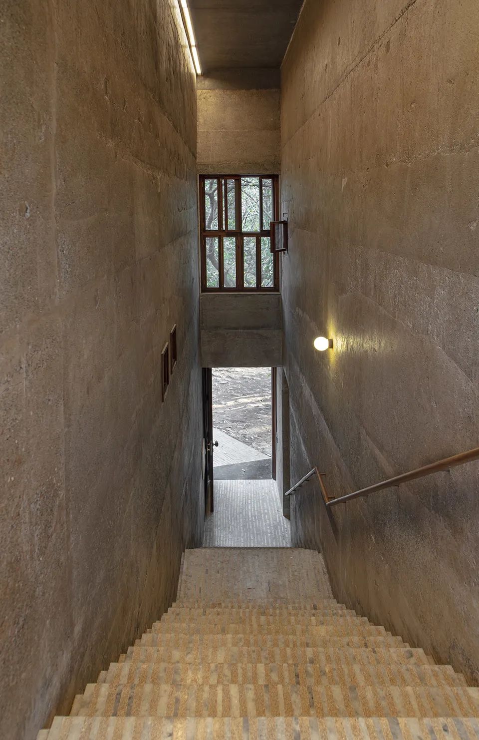 樓梯間 印度混凝土實驗住宅 India House of Concrete Experiments／Samira Rathod Design Atelier