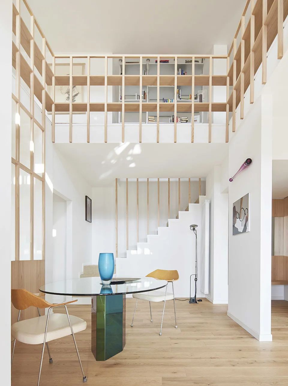 公寓內部寬敞明亮，視野所及是米蘭理工大學的校園風景。從室內空間的上層可俯瞰整個挑高空間。