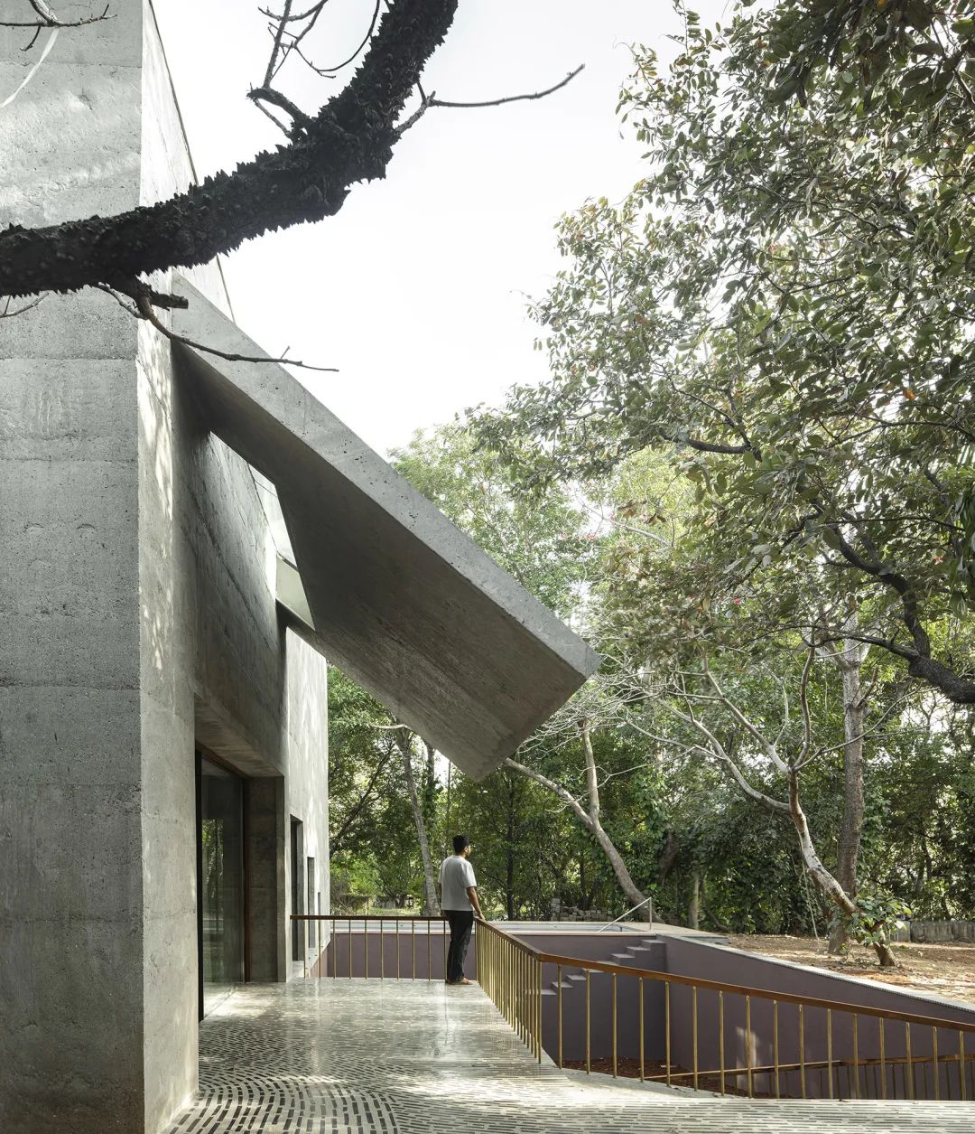 傾斜的懸臂式雨棚，也是採清水混凝土澆灌 印度混凝土實驗住宅 India House of Concrete Experiments／Samira Rathod Design Atelier