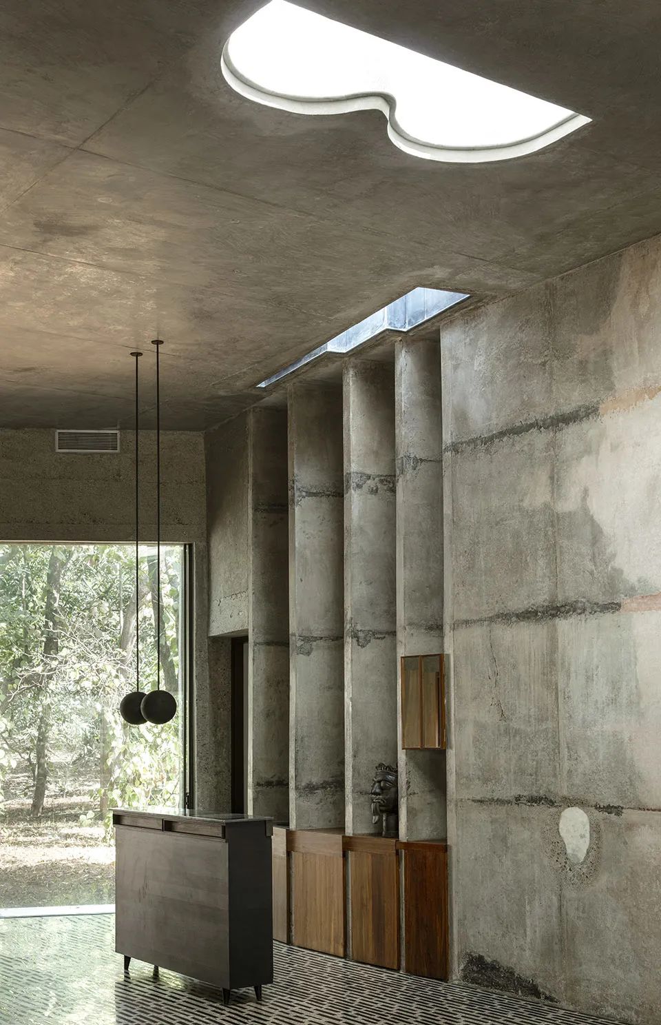 天窗帶入自然光，產生光影變化 印度混凝土實驗住宅 India House of Concrete Experiments／Samira Rathod Design Atelier