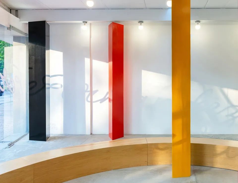 室內設計與簡潔的白色外觀相映成趣，所有元素都散佈在空間中，營造出隨著移動而變化的彩色環境。 哥倫比亞波哥大冰淇淋快閃店Fernandez Fernandez／Studio Cadena