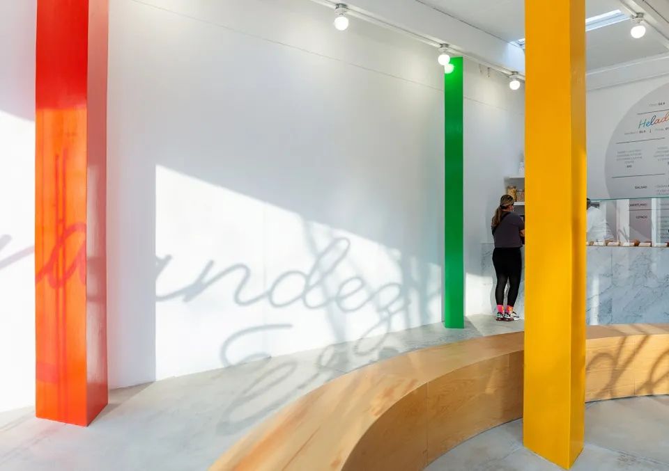 陽光投射招牌字樣產生的陰影變化，使空間充滿活力 哥倫比亞波哥大冰淇淋快閃店Fernandez Fernandez／Studio Cadena