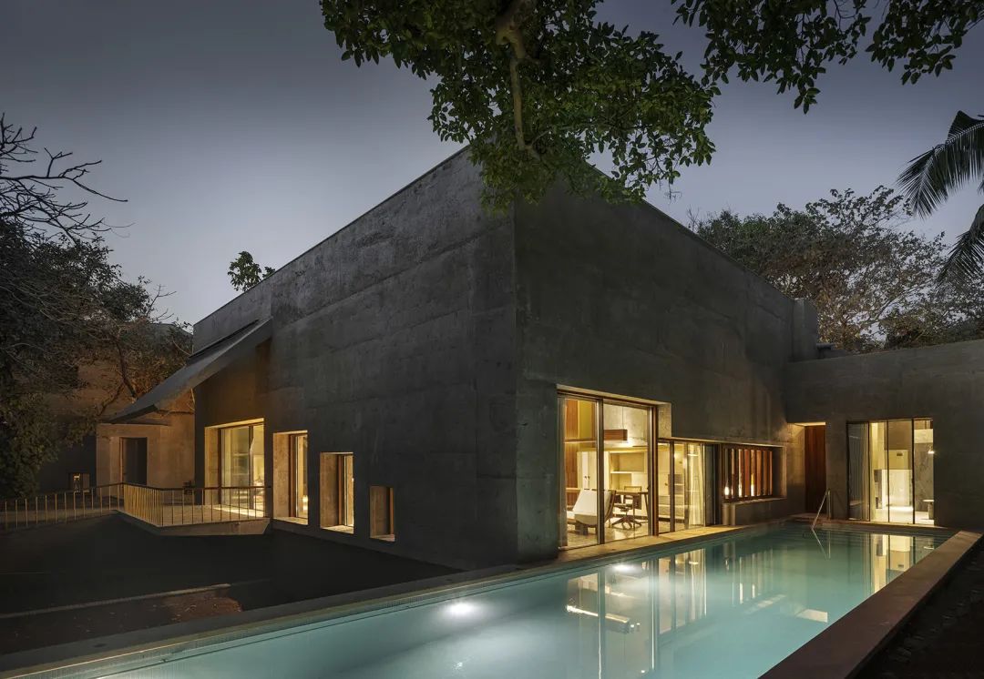 游泳池夜間景觀 印度混凝土實驗住宅 India House of Concrete Experiments／Samira Rathod Design Atelier