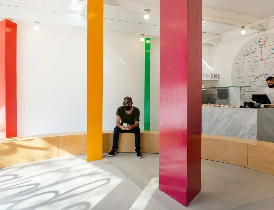 環形座椅、彩色柱群和大理石吧檯 哥倫比亞波哥大冰淇淋快閃店Fernandez Fernandez／Studio Cadena