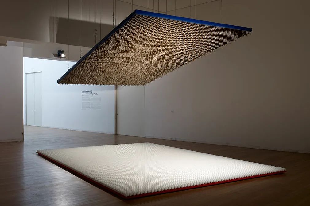 Amerikkka, 1991/2013. Marcos metálicos, madera, 20.000 huevos de madera pintados, 70.000 balas. . Foto: Galerie Lelong