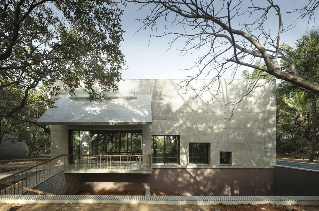 雙層的客房量體 印度混凝土實驗住宅 India House of Concrete Experiments／Samira Rathod Design Atelier