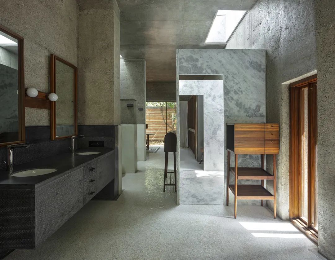 衛浴空間 印度混凝土實驗住宅 India House of Concrete Experiments／Samira Rathod Design Atelier