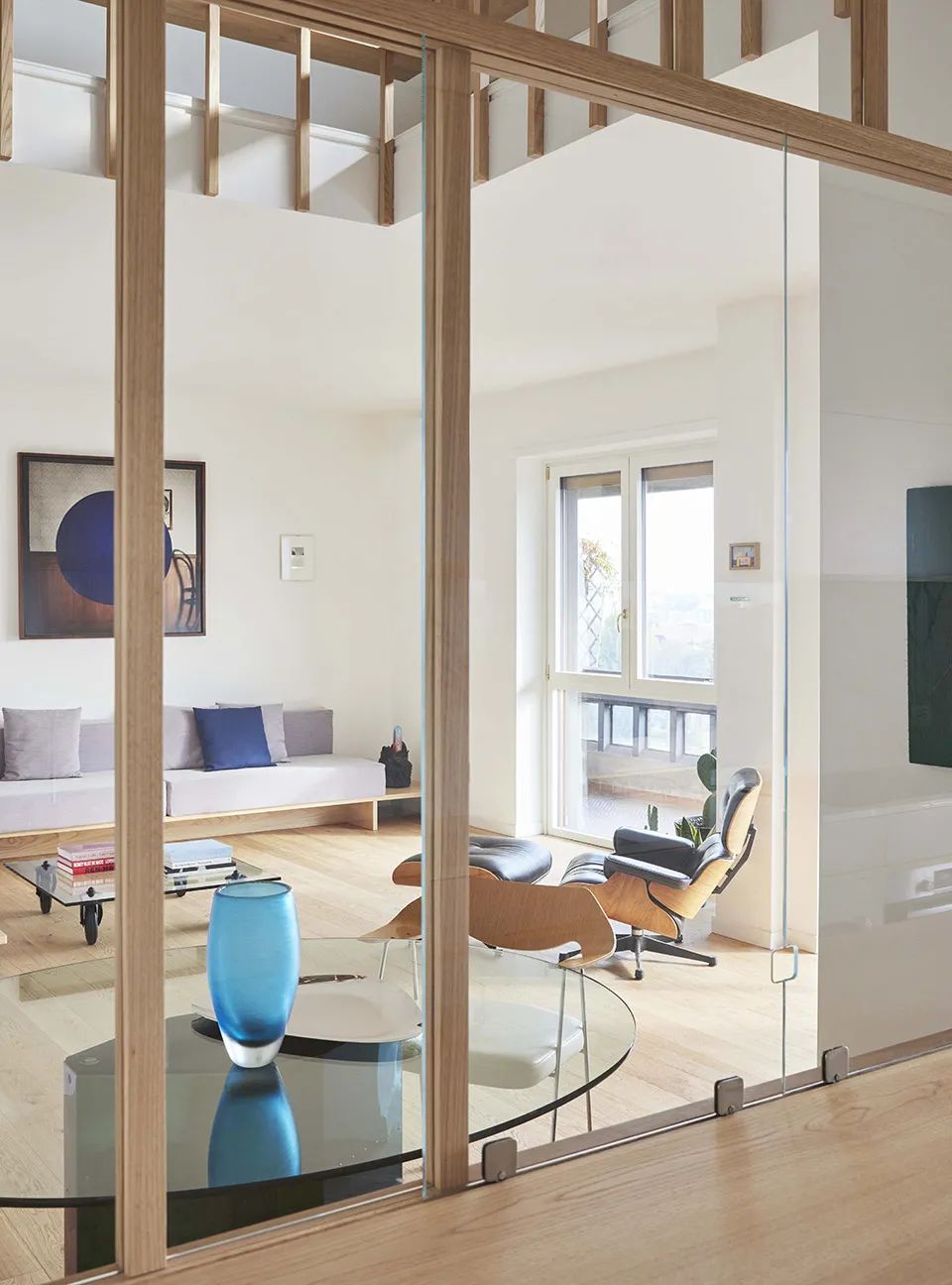 廚房透過玻璃與客廳相連通