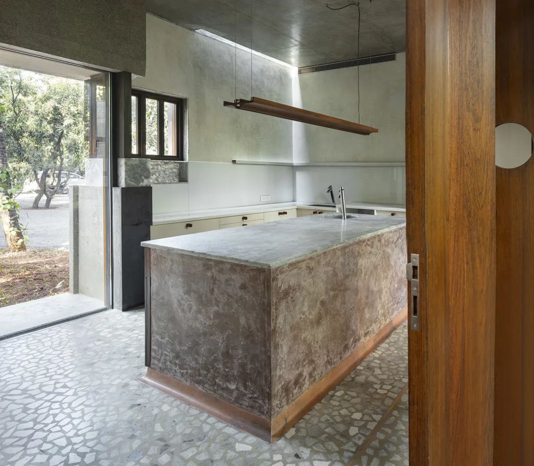 廚房採用中島 印度混凝土實驗住宅 India House of Concrete Experiments／Samira Rathod Design Atelier