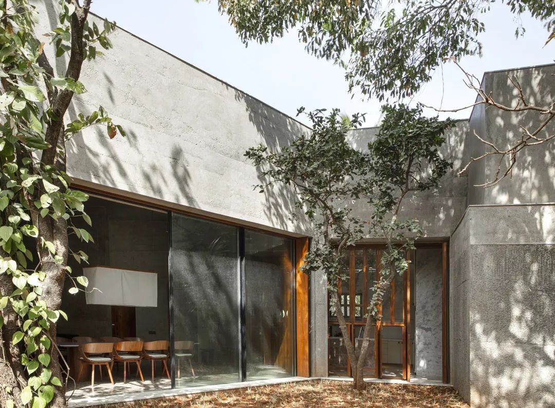建築量體圍繞庭院配置 印度混凝土實驗住宅 India House of Concrete Experiments／Samira Rathod Design Atelier