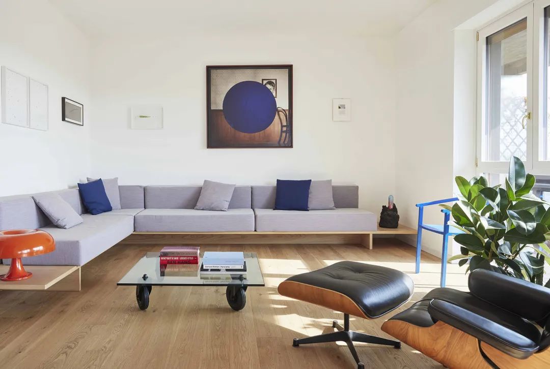 沙發的基座是一個輕型木製平台，上方穿插Kvadrat織物坐墊和裸露的木造表面